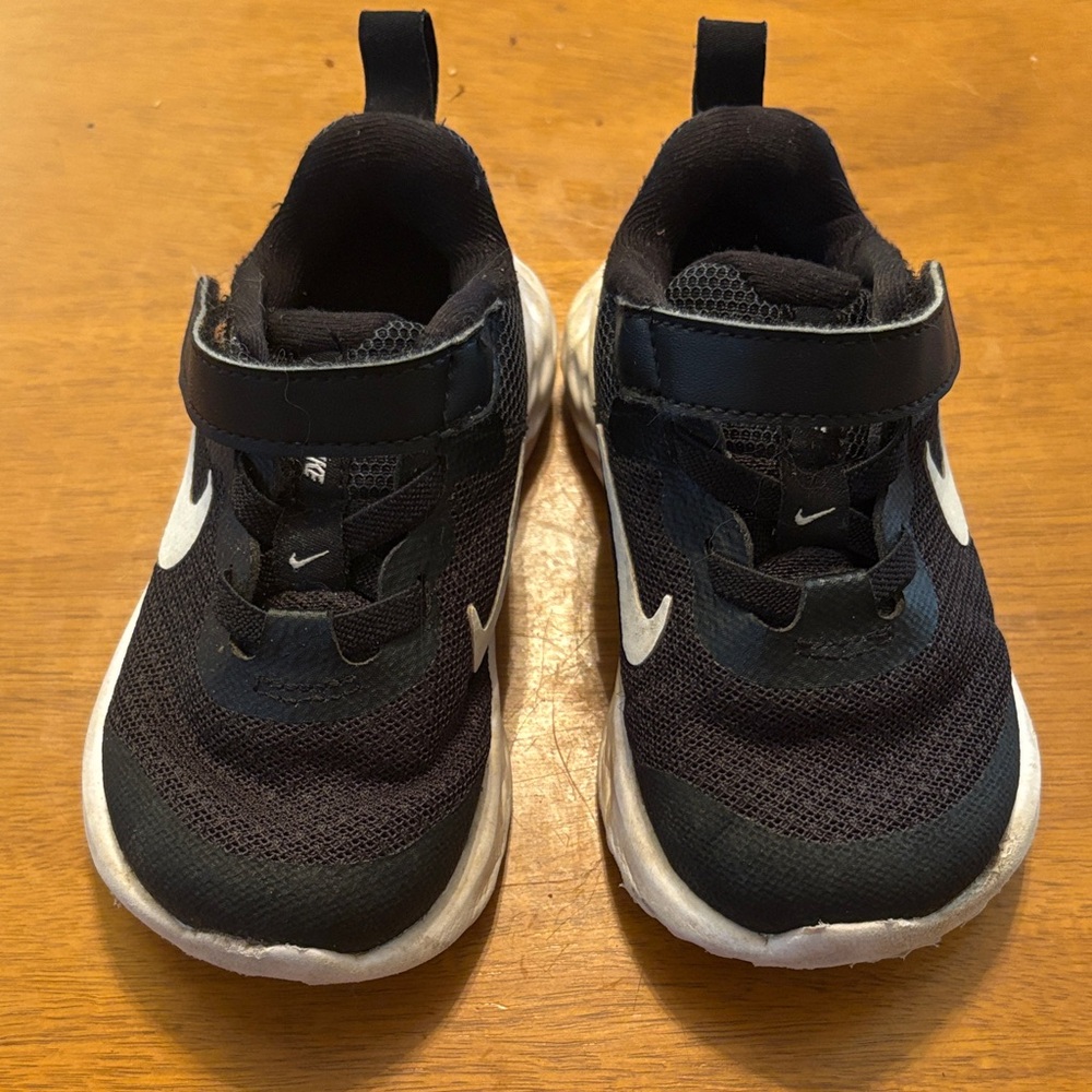 Nike Kids Black and White Sneakers size 6c